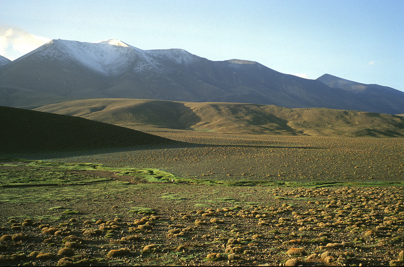 mar97_104 tarkeddid mgoun matin.jpg - Haut Atlas Central, sept-97 Tarkeddid lever du soleil sur le plateau, face à l'ighil Mgoun (4068m) Fuji Velvla 50